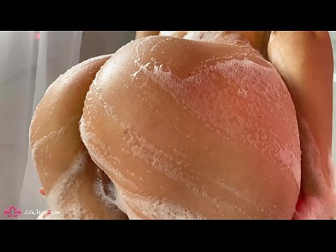 ❤️ Brunette o ipholla litho tsa botona kapa botšehali ho li khotsofatsa Pussy e nang le Vibrator ho ea ho Intense Orgasm in Shower ️❌ ❌️